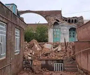 لحظه فرو ریختن بنایی تاریخی در تفت