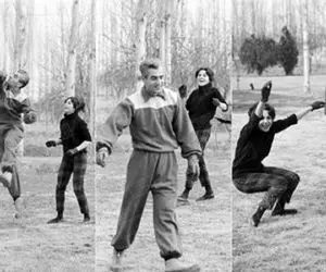 یک عکس یک روایت؛ شاه و فرح برای آشنایی پیش ازدواج وسط کاخ والیبال بازی کردن