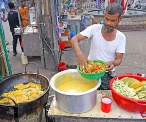 غذای خیابانی؛ آقاهه بی خیال غوغای خیابون با زیرپوش و پیژامه چه سوخاری درست میکنه