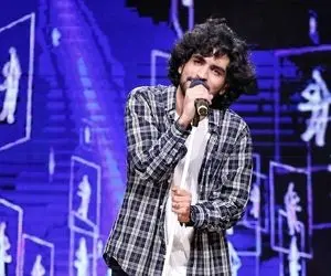 آواز عاشقانه؛ من و تو دو تا شقایق آهنگ عشقولانه شاد که عرفان طهماسبی خیلی با حس خوند