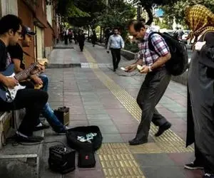 آواز خیابانی؛ دو نوجوان دوره گرد با ساز شون تو محله های کرمانشاه چه ولوله بپا می کنن