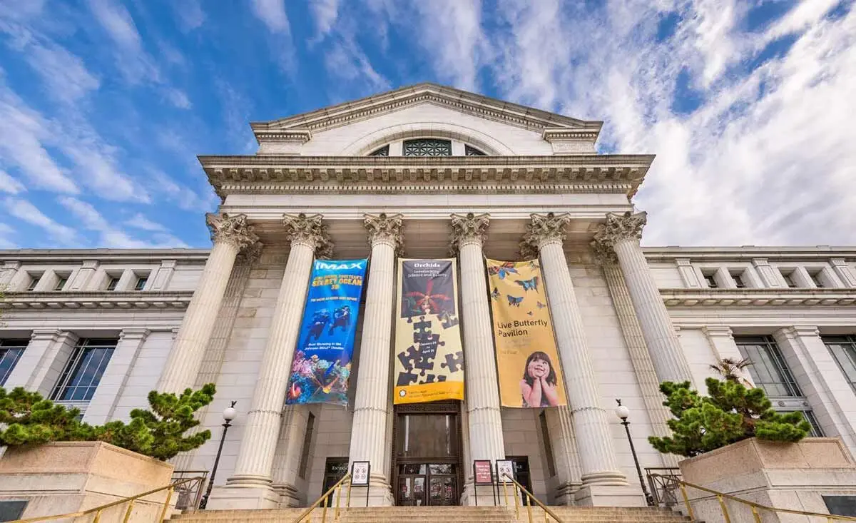 the-smithsonian-national-museum-natural-history-entrance