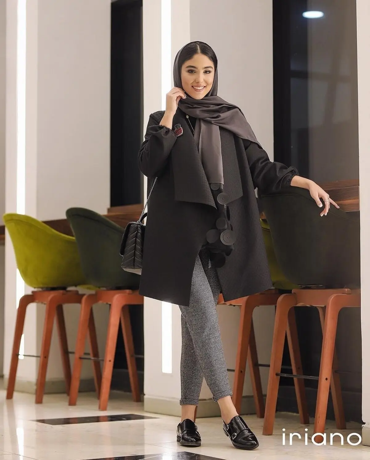 مانتوی مشکی با شلوار چهارخونه