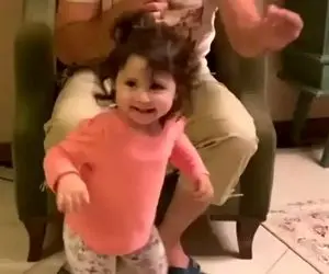 آواز شاد؛ شاهرخ استخری فیلم رقصیدن دخترشو بهش نشون داد بچه انقد بانمک خجالت میکشه 