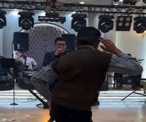 آواز شاد؛ حرکات مجسمه ای این آقا وسط تالار طوریه که تعجب میکنی چرا هیشکی نمیخنده!