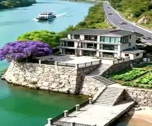 معماری خلاقانه؛ ویلا ساختن با ویو خیابون و دریا هوس کنن رو آبن نخوان رو خشکی