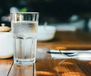 چرا باید روزی هشت لیوان آب بنوشیم؟ هفت دلیل علمی برای نوشیدن آبِ زیاد