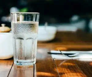 چرا باید روزی هشت لیوان آب بنوشیم؟ هفت دلیل علمی برای نوشیدن آبِ زیاد