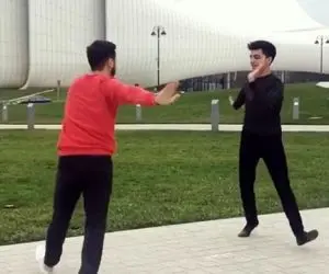 آواز محلی؛ هماهنگی این دوتا پسر موقع پایکوبی با آهنگ ترکی محلی رو سربازای چینی ندارن