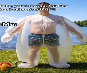 فناوری نوین؛ لباس مشمایی ساختن این آقا پوشید موتور وصل کردن بهش تو آب دراز کش شنا کرد