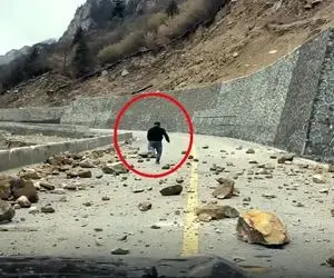 معماری طبیعت؛ خدا خوب موقعی به پاهای این مرد قوت داد وگرنه سنگ ها کمپوتش میکردن