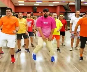 آواز شاد؛مردای ایرانی با رقص قاطی با ورزششون تو باشگاه جهانی شدن پرچم بالا انرژیا توپ