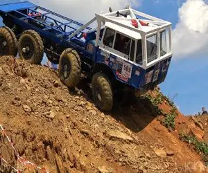 دست فرمون مشتی؛ یارو با کامیون داره دنده عقب آفرود میکنه عین خیالشم نیست