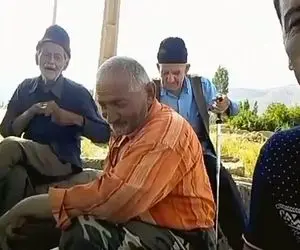 آواز شادیسم؛ پیرمرده داشت با صدای نوستالژیش آهنگ میخوند یهو الاغه باهاش همخونی میکنه