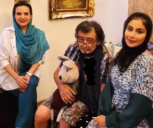 عکسی تکان دهنده از "رضا رویگری" با حالتی بچگانه و عروسک به دست! 