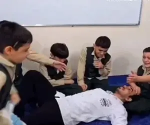 آواز شاد؛ معلم تو کلاس حالش بد شد بچه ها نمیدونن خوشحال باشن یا ناراحت یکیشون میرقصه