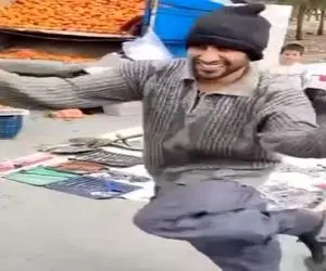 آواز شاد؛ این آقا با اون کلاه باحالش وسط بازار میرقصه پشتک میزنه انگار استخون نداره