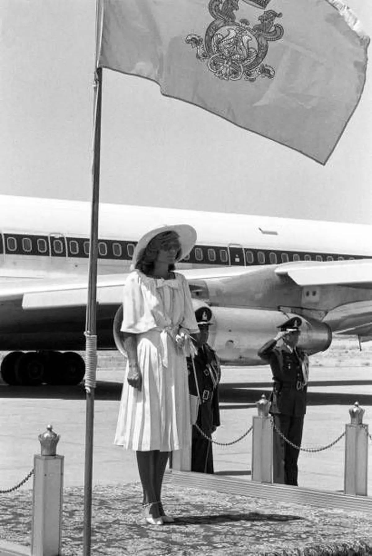La Reine Farah Diba lors d_une cérémonie à l_aéroport de Shiraz le 19_