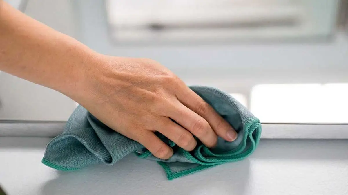 cleaning-refrigerator-with-microfiber-cloth