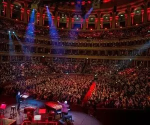 آواز همایونی؛ همایون شجریان تو کنسرت خوند باید خریدارت شوم همه سالن خریدارش شدن