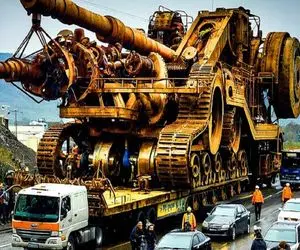 جابه جایی جانکاه؛ بیل مکانیکی غول حامل تانک رو گذاشتن رو 18 چرخ میبرن منطقه عملیاتی