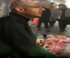 آواز خیابانی / اجرای خلاقانه پسر دستمال فروش که آهنگ از درد دوریت رو ربط داد به کارش