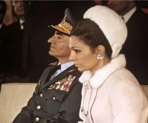 سفر به ایام قدیم سال 1335؛ چهره زل زده فرح دیبا موقع پیانو زدن به عکس محمدرضا پهلوی