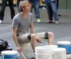 آواز خیابانی؛ ببینید آقاهه چطور بدون ساز تو خارج آهنگ میزنه ملت تو شوکن باریکلا داره