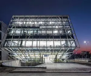 توربوسیل؛ ساختمانی خودکفا در تولید نور و آب که از زمین بیرون کشیده می شود 