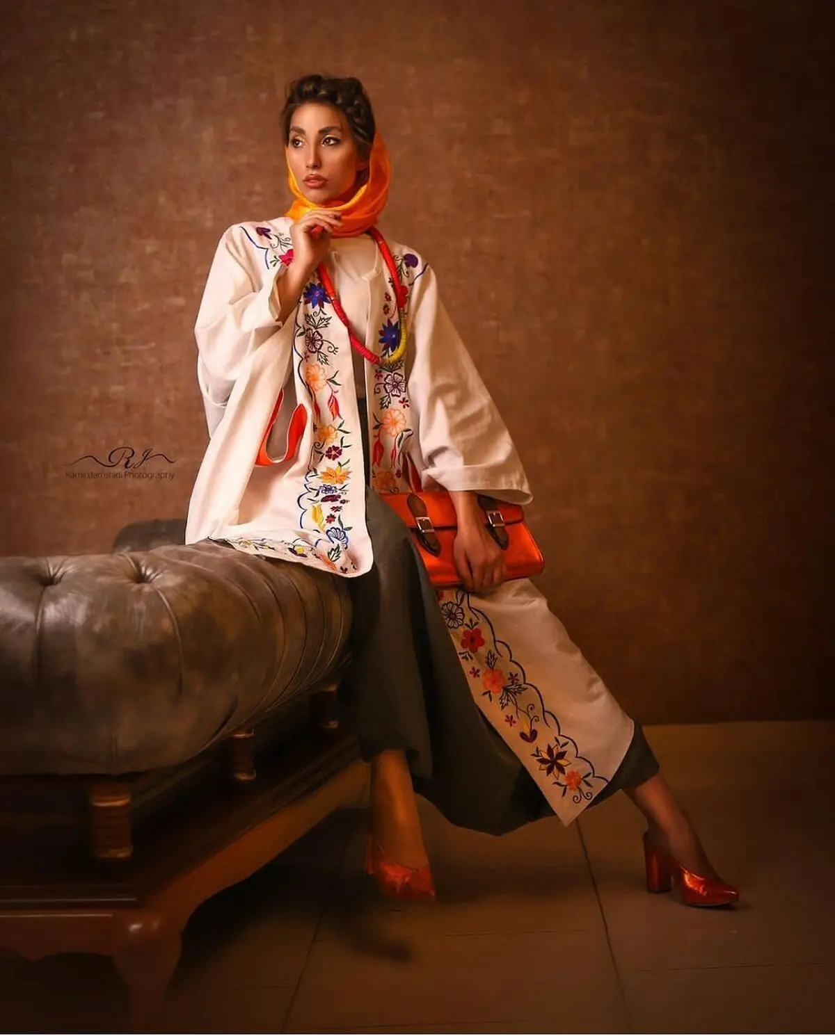 مانتوی سفید با روسری نارنجی