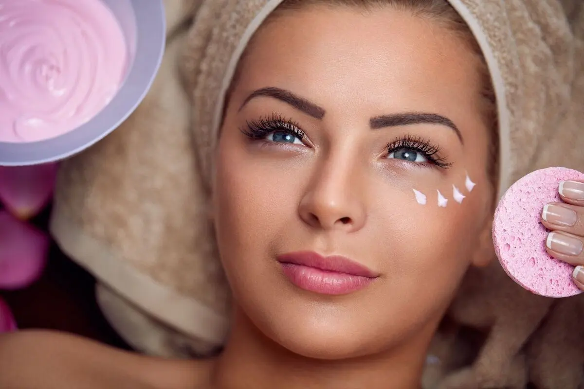 از چه سنی کرم دور چشم بزنیم؟
