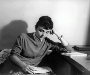 سفر به ایام قدیم سال 1343؛ پیانو زدن فرح دیبا برای قاب عکس همسرش وقتی دلگیر و خسته