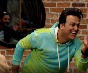 سکانس شاد/صدا و لهجه پیرمرده حامد رو گیج کرده /نمیدونه بخنده یا تعجب کنه