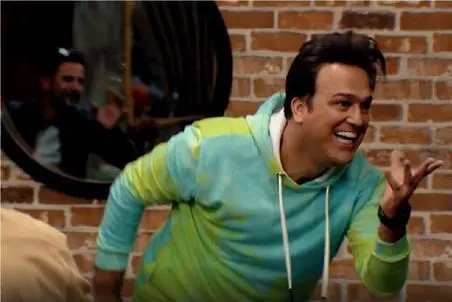 سکانس شاد/صدا و لهجه پیرمرده حامد رو گیج کرده /نمیدونه بخنده یا تعجب کنه