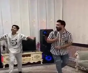 آواز شاد؛ برادر بزرگ میخونه کوچیکه پایکوبی میکنه با آهنگ ترکی تو خونه با باند حرفه ای
