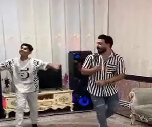 آواز شاد؛ برادر بزرگ میخونه کوچیکه پایکوبی میکنه با آهنگ ترکی تو خونه با باند حرفه ای
