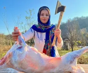 غذای غول پیکر ؛ خانوم آشپز یه بره رو که از خودش گنده تره رو قصابی می کنه و آبدار میپزه