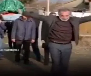 آواز جگرسوز؛ پدر با آهنگ لای لای جلو تابوت پسرش به جا عروسیش میرقصه قلبت یهو یخ میزنه