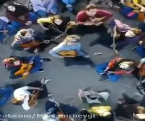آواز احساسی؛ اکیپ دختر و پسر تو دل کویر انقد رویایی و قشنگ خوندن شن ها به رقص دراومدن