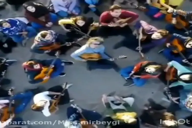 آواز احساسی؛ اکیپ دختر و پسر تو دل کویر انقد رویایی و قشنگ خوندن شن ها به رقص دراومدن