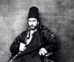 سفر به دوره قاجار؛ عکس یادگاری همزاد شعرباف با ادا اطوار پیشخدمتها تو عصر قجر