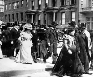 تونل تاریخ؛ خانومه تو مسکو یه جوری روسری سر کرده شبیه مامان بزرگای محجبه و باوقار