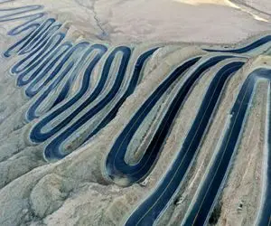 جاده‌های هیجان‌انگیز؛ چینیا دوست دارن با ماشین رو ابرا برن یه جاده هوایی مارپیچی دارن