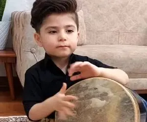 آواز محلی؛ پسر بچه نیم وجبی کورد هم تنبک میزنه و میخونه دلت پر میکشه گوله نمک