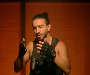 آواز احساسی/جدال سینا ساعی با امیرکبیر فقید روی صحنه کارناوال /سالن میخکوب شده