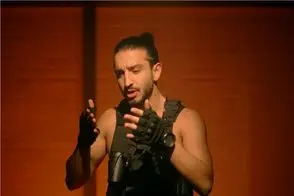 آواز احساسی/جدال سینا ساعی با امیرکبیر فقید روی صحنه کارناوال /سالن میخکوب شده