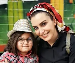 عکس کپلک (آرش دهقان) در کنار مرحوم ماه چهره خلیلی!