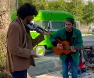 آواز خیابانی؛ گیتار میزنن و ویولن با صدای بهشتی خواننده شد یک معرکه کنار خیابونی