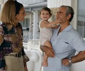 سفر به ایام قدیم سال 1348؛ فرح و شاه کنار فرزند تازه متولد شده با کالسکه فرنگی