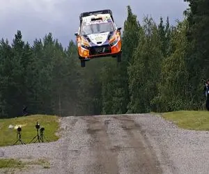 سقوط اکشن؛ تو مسابقه رالی با دستی کشیدن به جا مثل عقاب از زمین بلند میشه پرواز میکنه